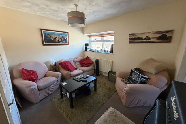 2 bed property, in Flat 5 Penrhiwfer Court, £30,000