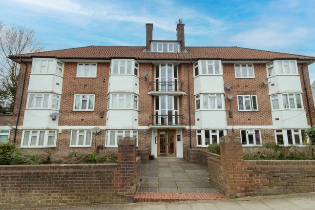 2 bed property, in Penshurst Court, £350,000