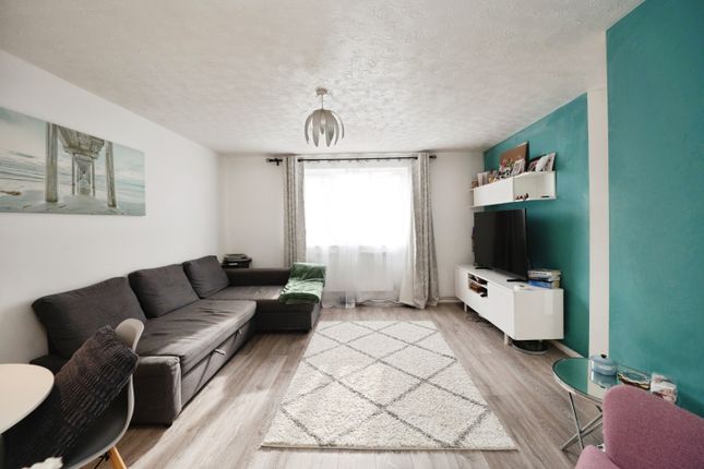 2 bed property, in Linnet Way, £230,000