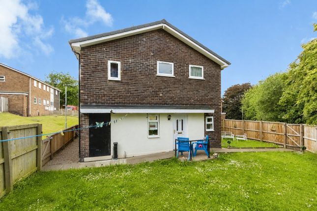 3 bed property, in Pine Close, £165,000