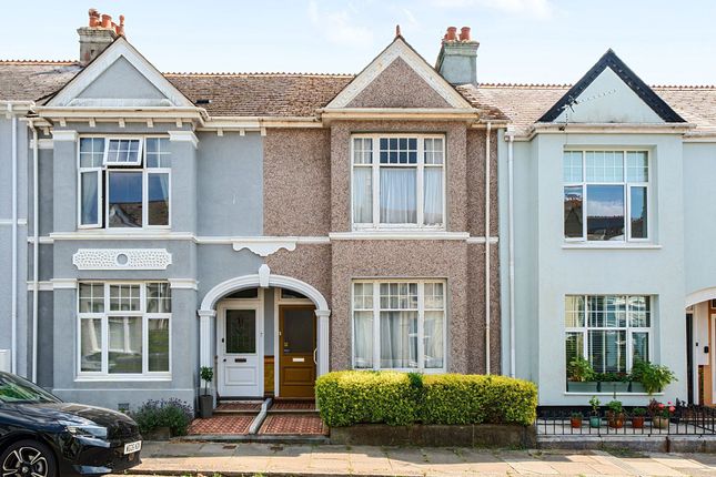 2 bed property, in Glendower Road, £180,000