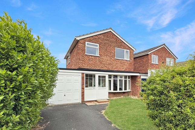3 bed property, in Pemberton Road, £230,000