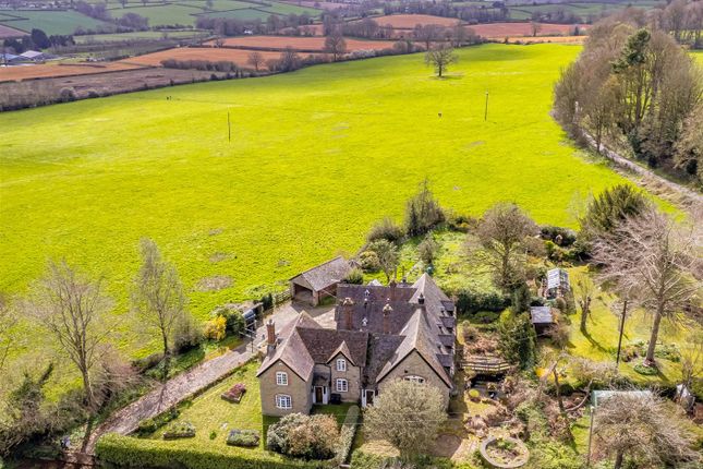 5 bed property, in Lyonshall, £565,000