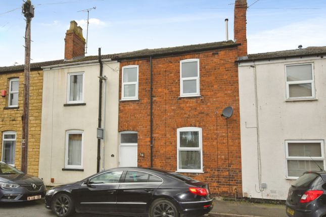 2 bed property, in Knight Street, £100,000