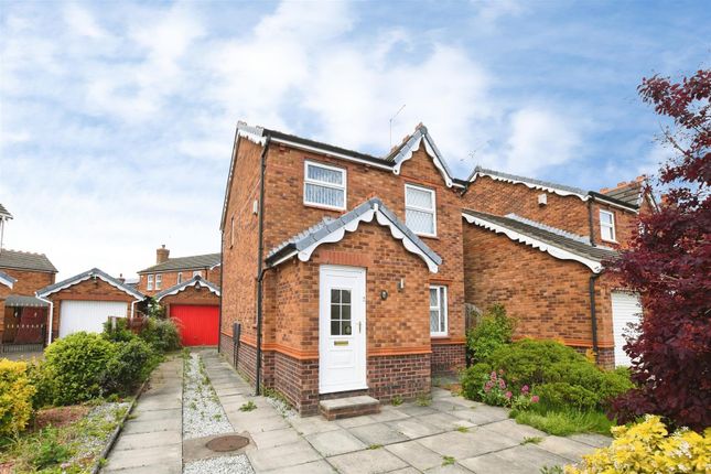 3 bed property, in Howdale Road, £190,000