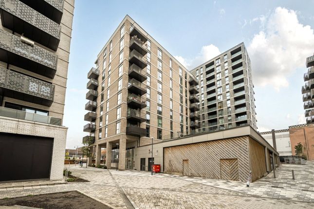 1 bed property, in Regal Walk, £275,000