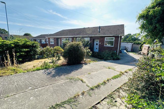 2 bed property, in Hall Close, £210,000