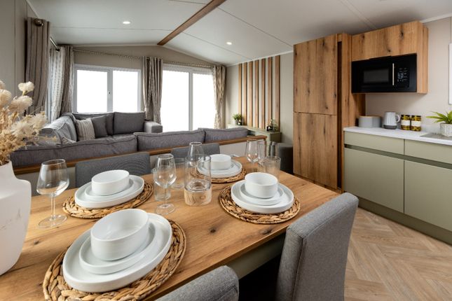 2 bed property, in Manor Park Caravan Site, £54,995