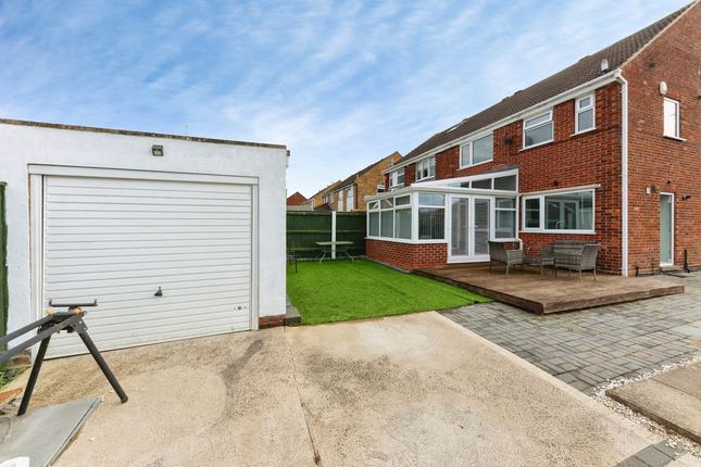 3 bed property, in Laburnum Drive, £205,000