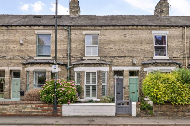2 bed property, in Huntington Road, £375,000