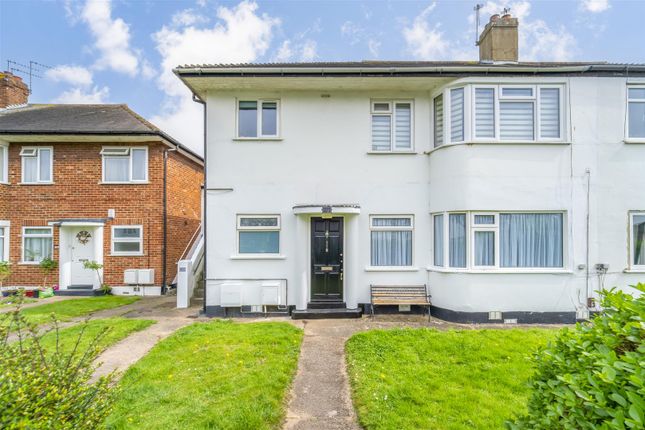 2 bed property, in Cavendish Avenue, £450,000