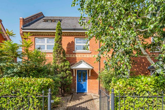 1 bed property, in Victoria Mews, £240,000