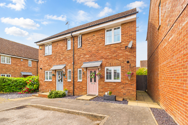 2 bed property, in Rumbles Way, £340,000