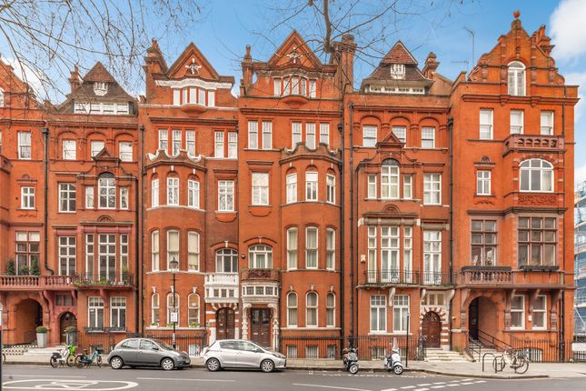 1 bed property, in Cadogan Gardens, £900,000