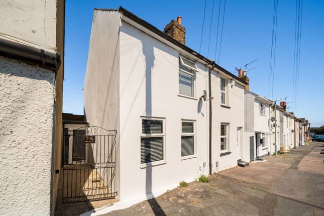 2 bed property, in Lower Range Road, £270,000
