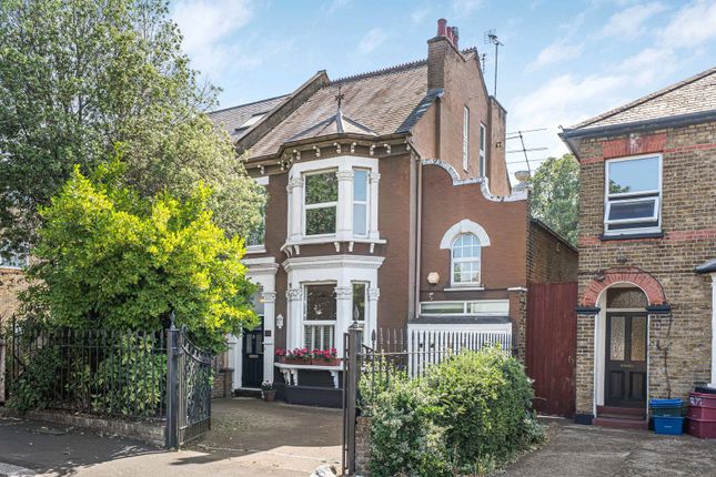 4 bed property, in Hanworth Road, £899,950