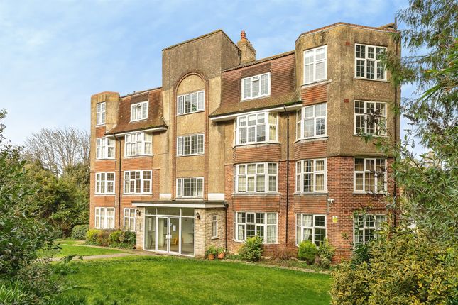 3 bed property, in Vale Road, £175,000