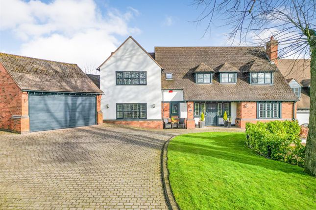5 bed property, in Pine Leigh, £1,395,000
