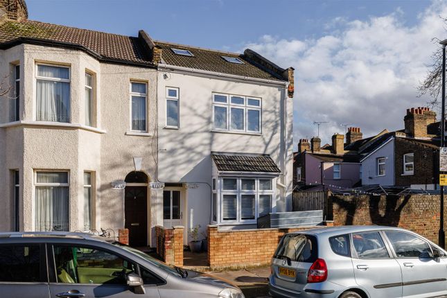 4 bed property, in Wyndham Road, £550,000