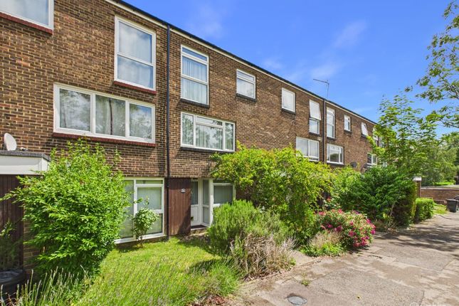 2 bed property, in Woodpecker Mount, £285,000