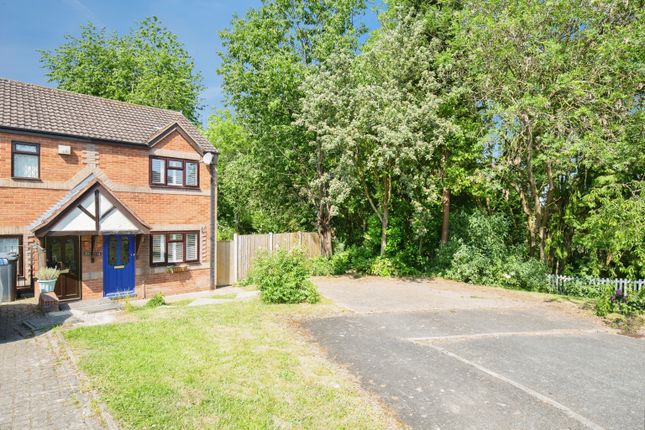 2 bed property, in Woodland Way, £215,000