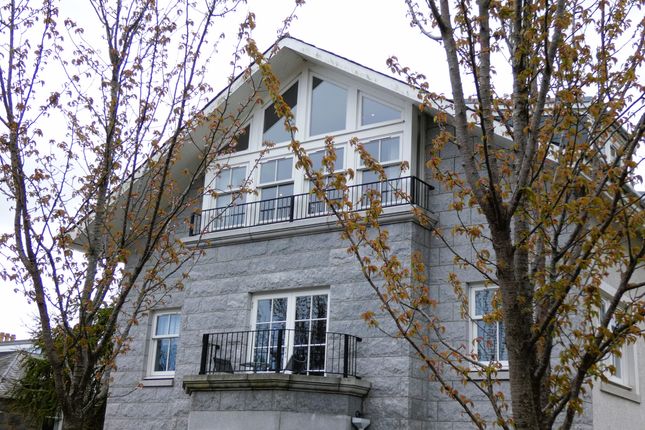 2 bed property, in Queens Road, £225,000