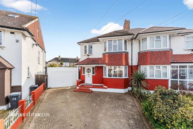 3 bed property, in Brockenhurst Way, £750,000