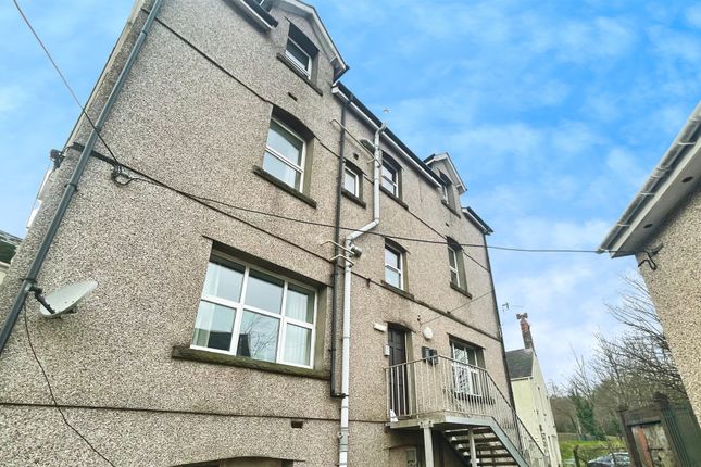 2 bed property, in Victoria Street, £115,000