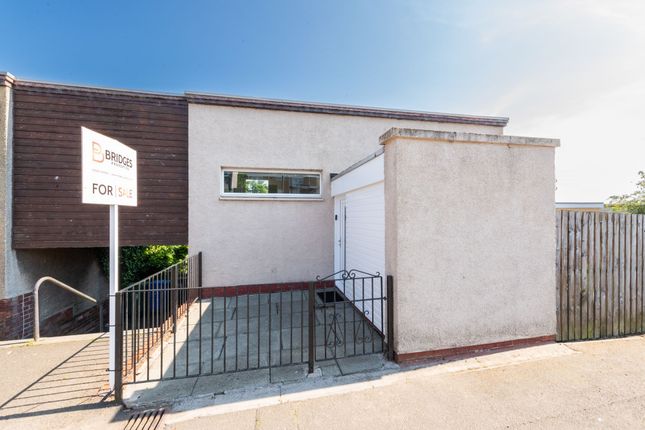 2 bed property, in Whitelaw Drive, £120,000