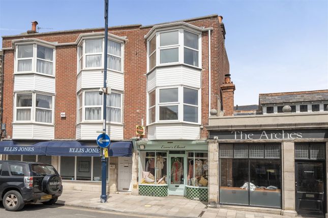 1 bed property, in High Street, £225,000