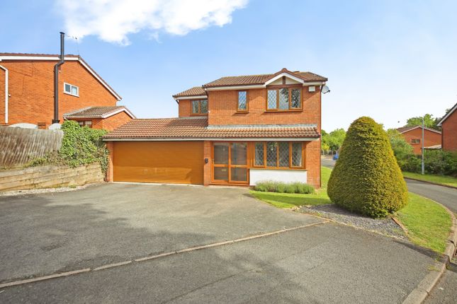 4 bed property, in Hollowfields Close, £470,000
