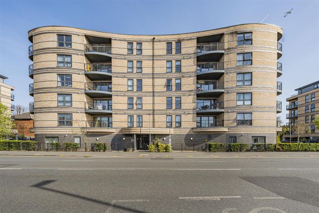 2 bed property, in Windsor Road, £307,000
