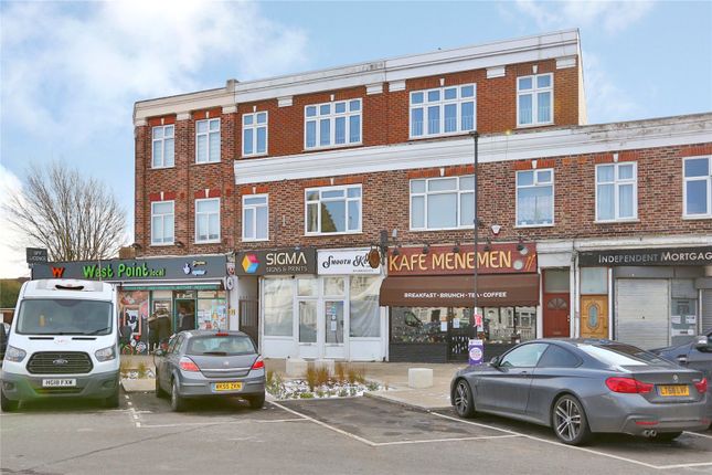 2 bed property, in Westerham Avenue, £240,000