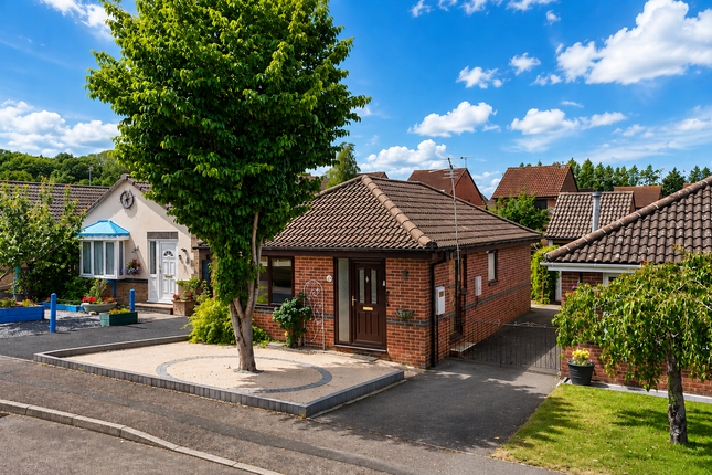 2 bed property, in Poppy Close, £229,950