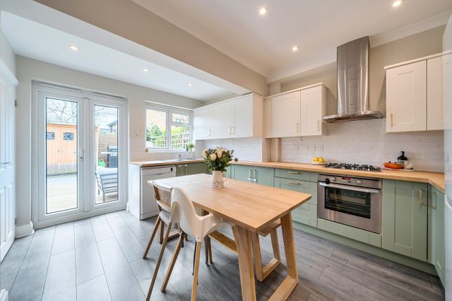 2 bed property, in Tennyson Road, £775,000