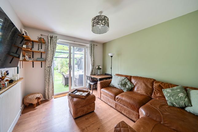 2 bed property, in Woodgrange Close, £375,000