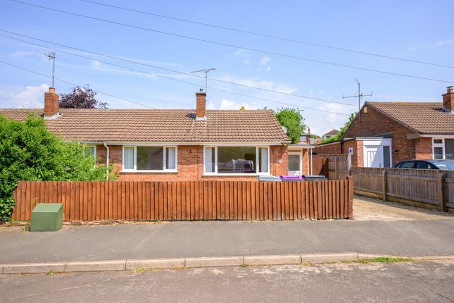 2 bed property, in Bridge End Grove, £200,000