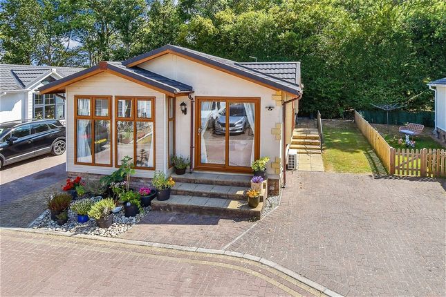 2 bed property, in Woodlands Lodge Park, £120,000