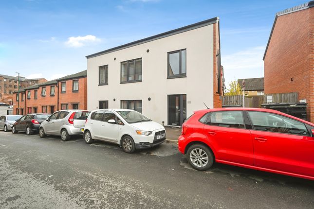 2 bed property, in Kilbourn Street, £150,000