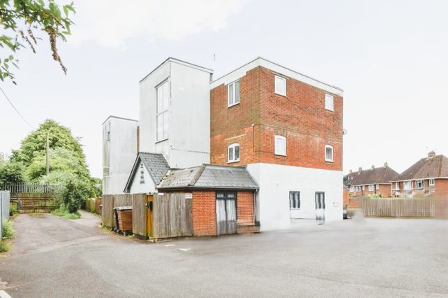 1 bed property, in Station Approach, £140,000