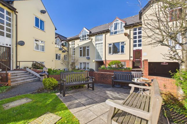 2 bed property, in East Street, £100,000