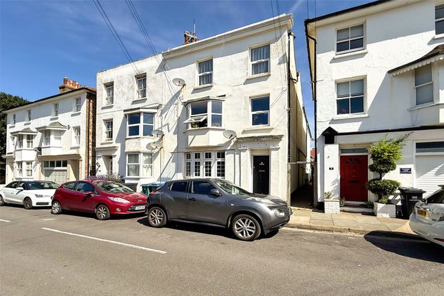 1 bed property, in Western Road, £115,000