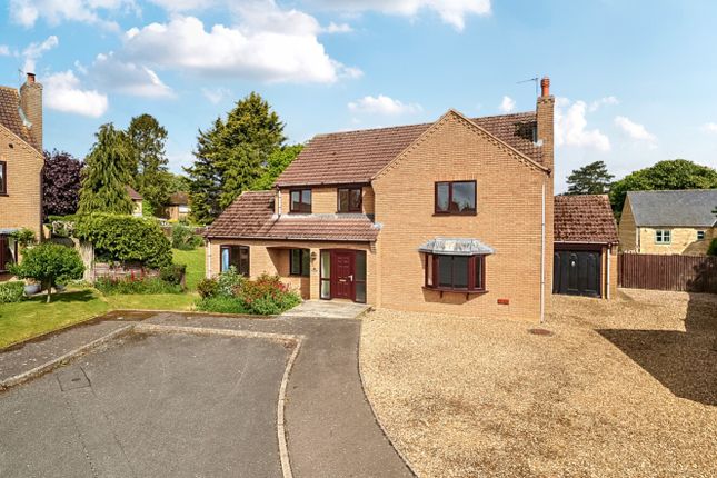 4 bed property, in Hillview Road, £600,000