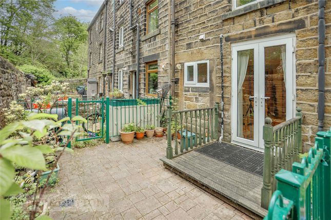 2 bed property, in Manchester Road, £270,000