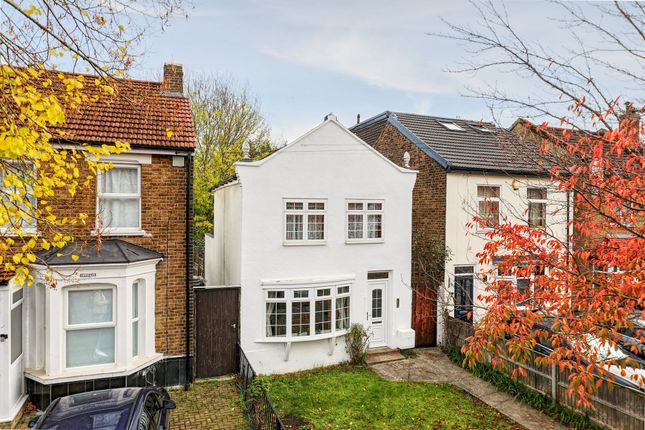 2 bed property, in Mandeville Road, £475,000