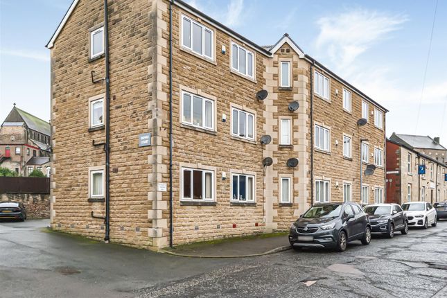 1 bed property, in Damer Court, £120,000