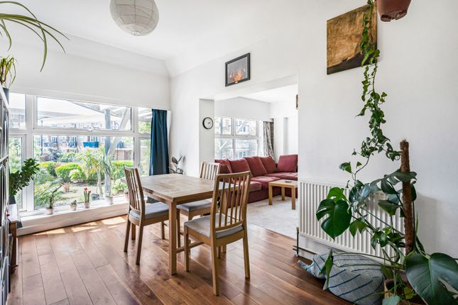 3 bed property, in Daubeney Road, £600,000