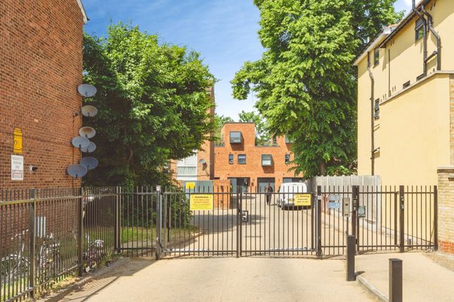 1 bed property, in Radlett Close, £278,000