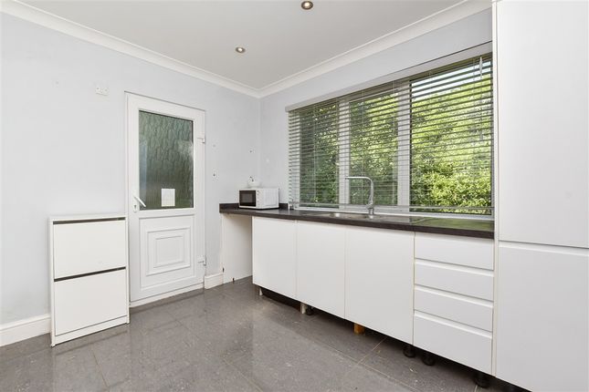 3 bed property, in Riddlesdown Road, £425,000