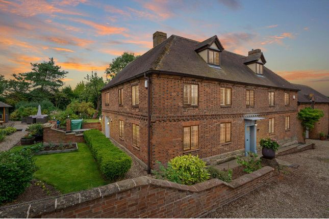 7 bed property, in Bell Street, £925,000